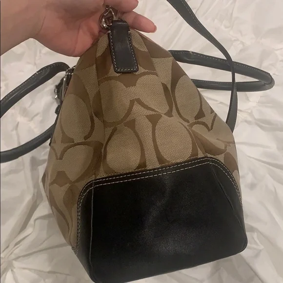 Authentic coach crossbody / shoulder bag